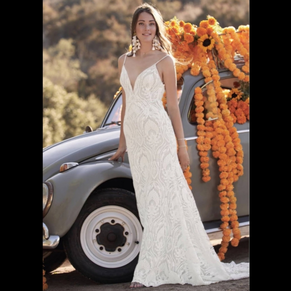 Exquisite Cream Lace Bridal Gown - Picture 2 of 5